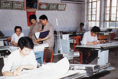 从1984年第一季度到抓治理上登记全面提高企业素质验收前，采取分线查抄、总结成就、找出差距、提出措施、期限整改的步骤，使各项工作在整顿中坚韧提高，在坚韧提高中进行再整顿，再提高。