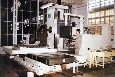 BPN-13B(R4)数控卧式加工中心。厂房扩建加大，设备填平补齐，增长精、大、稀设备，新上出产线，提高企业设备素质，使CMD368厂成为名副其实的大马力推土机出产厂。
